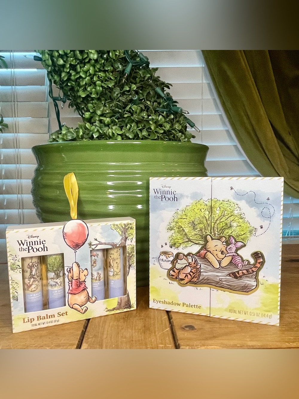 Disney Winnie the Pooh Beauty Bundle - Eyeshadow Palette & 4pc Lip Balm Set NIB - Picture 1 of 10